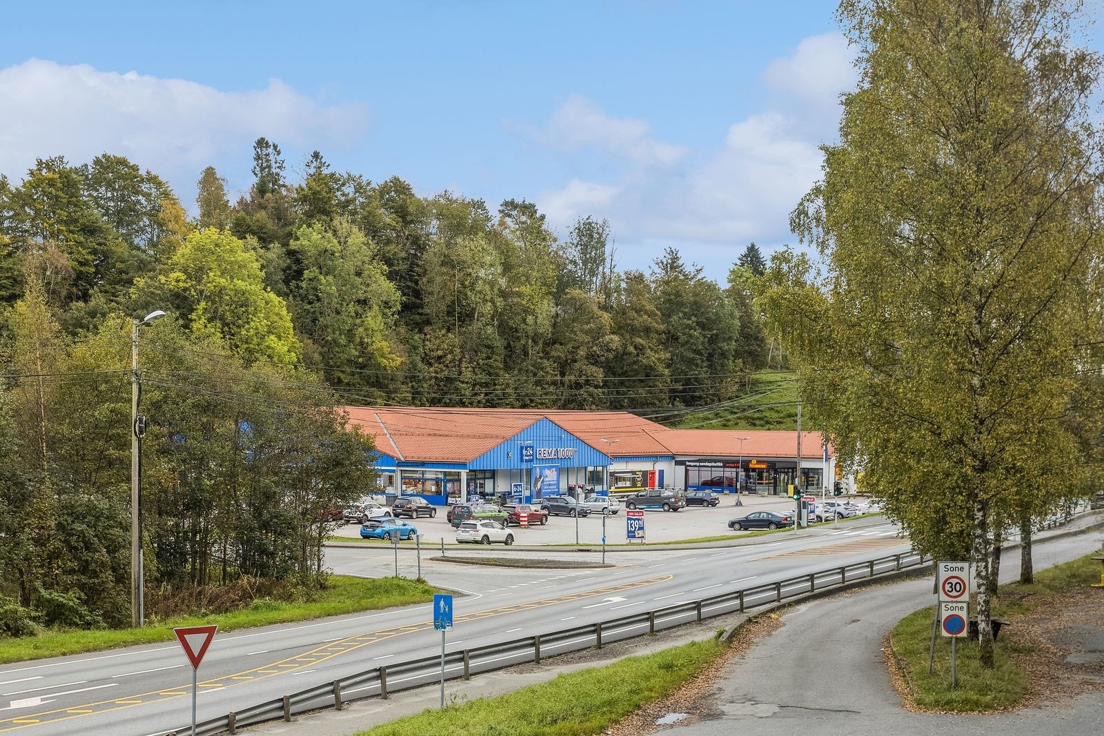 Boligen har en meget sentral beliggenhet. Dagligvare og bussholdeplass finner en i gangavstand fra boligen. Galleribilde