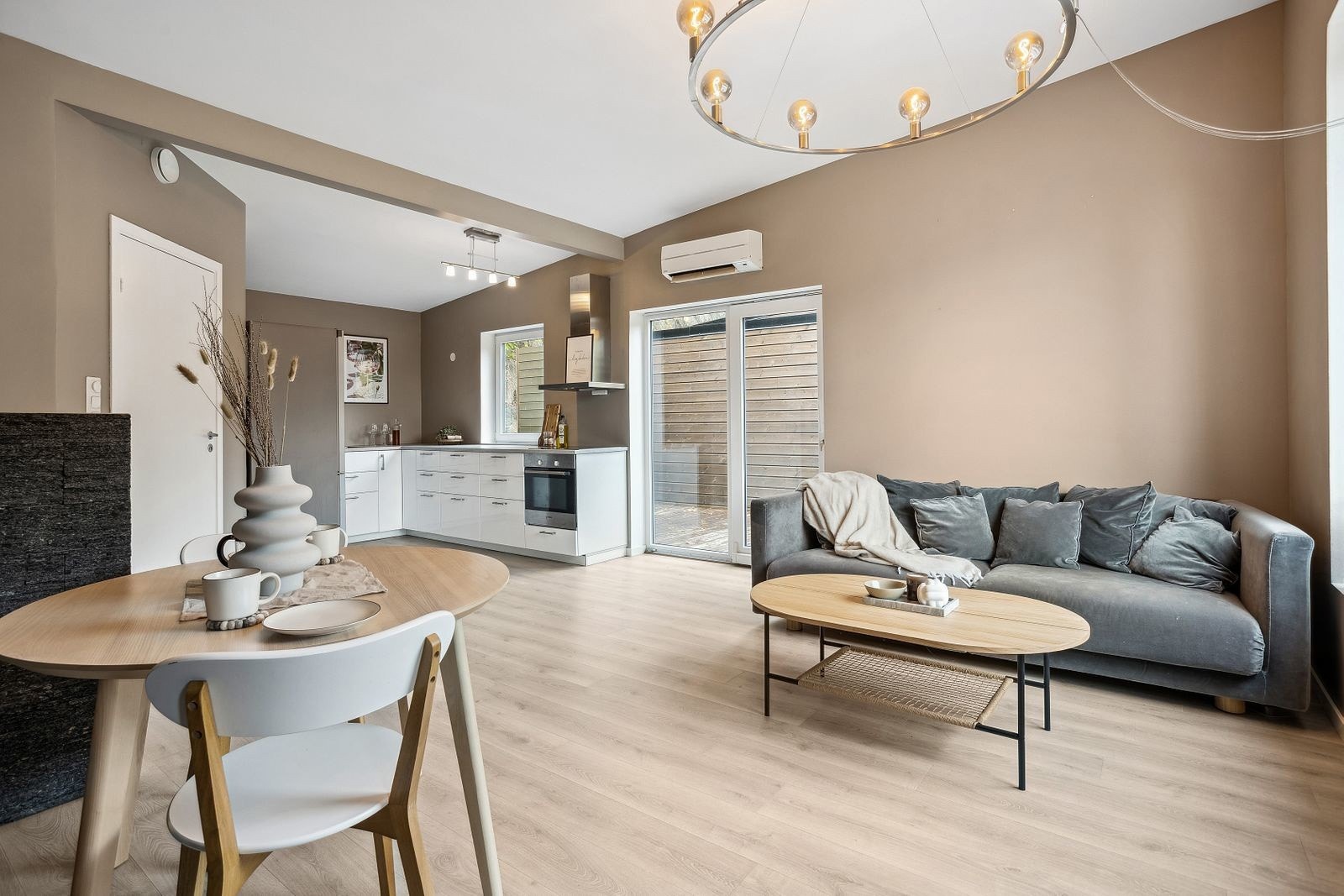 Boligen har en moderne åpen stue- og kjøkkenløsning på hele 32,7 kvadratmeter Galleribilde