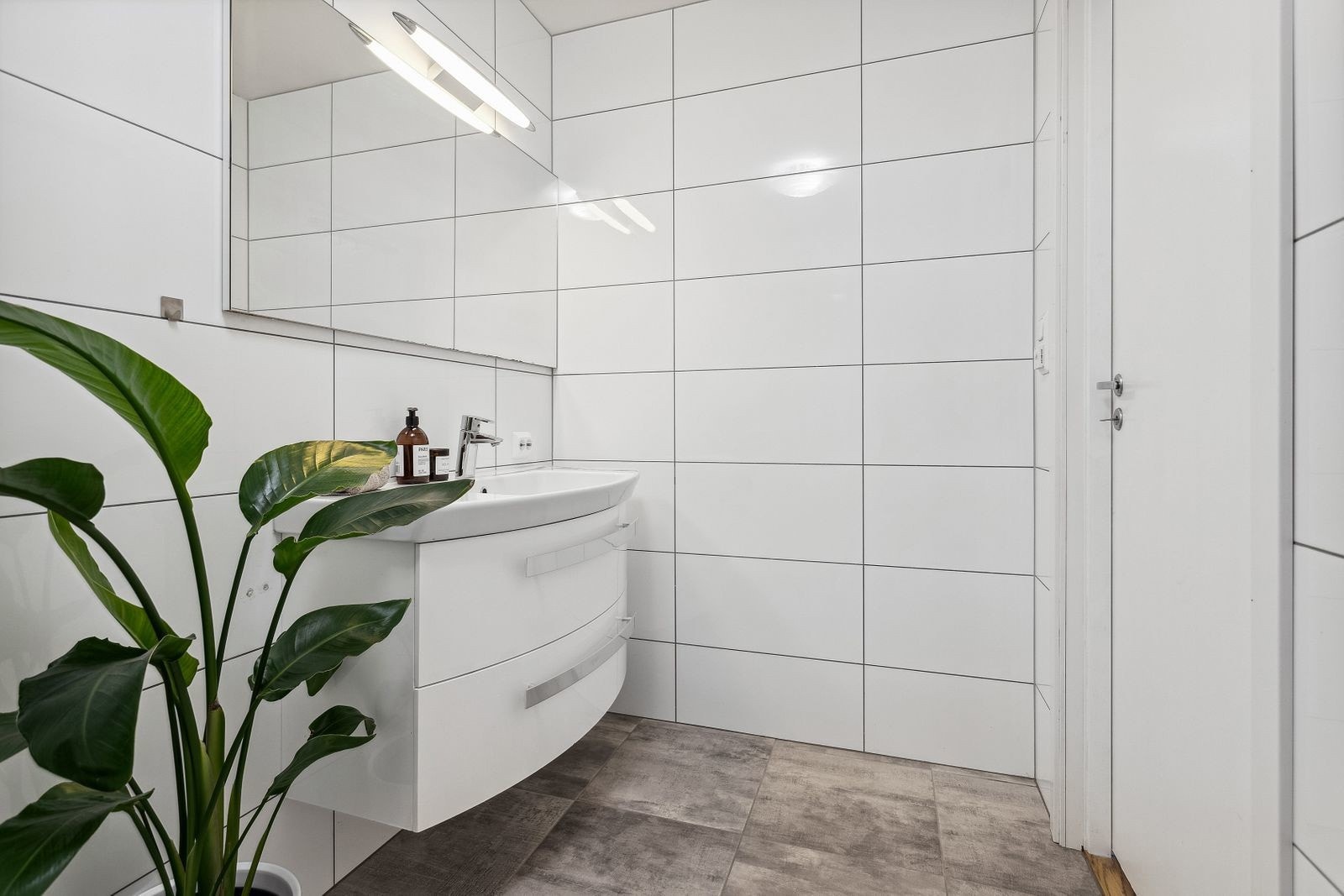 Badet har ilagt varmekabler i gulv og har mekanisk utrekk ut Galleribilde