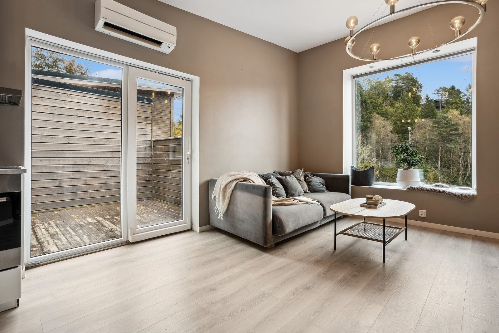 Romslig stue med god plass til sittegruppe og salong Galleribilde