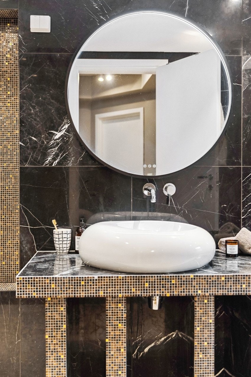 Lekkert baderom med stilfulle detaljer Galleribilde