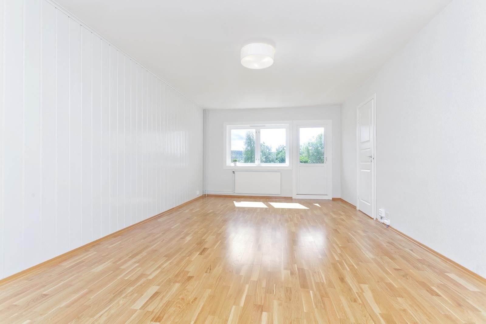 Lys og trivelig stue med utgang til balkong Galleribilde