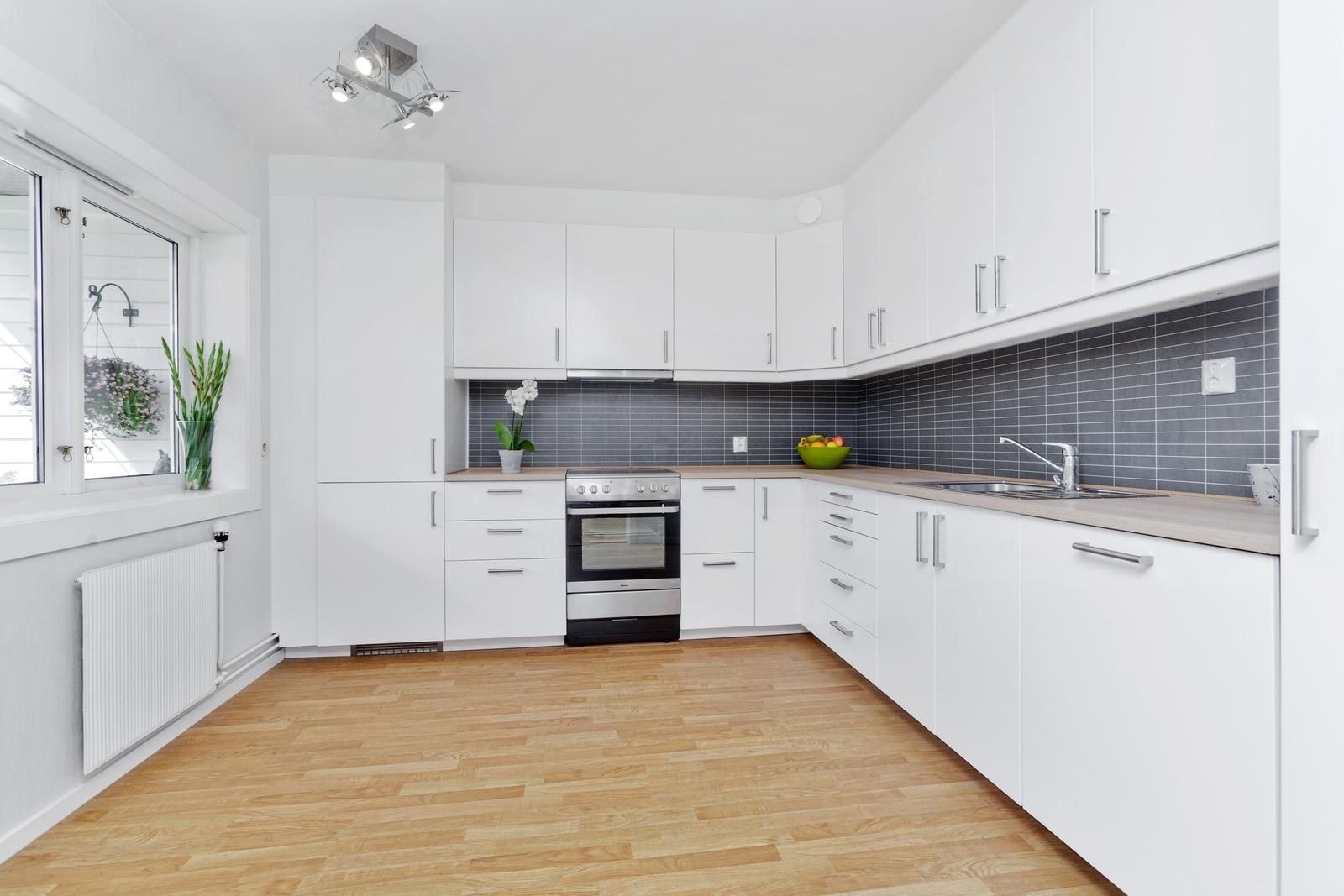 Moderne og lyst kjøkken med hvitevarer Galleribilde