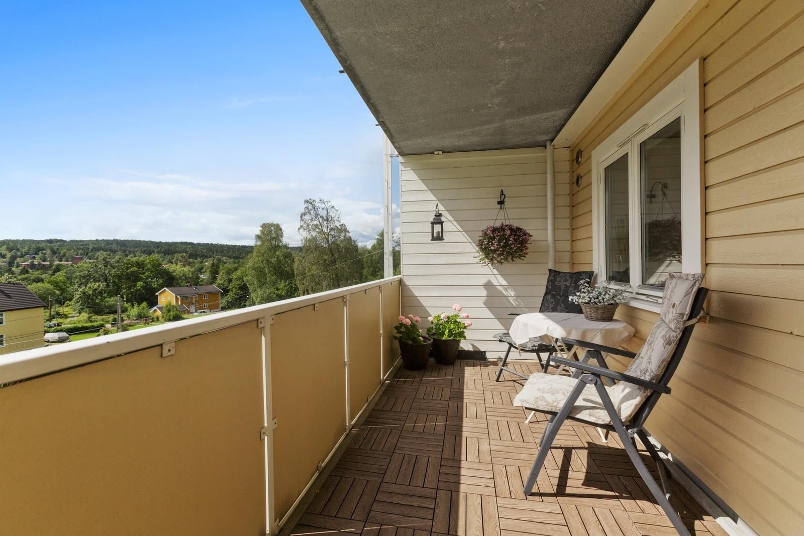 Stor og solrik balkong med gode solforhold Galleribilde