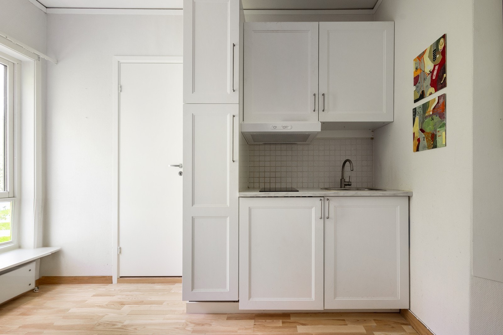 Kjøkkenet er innredning med kullfiltervifte over stekesonen samt integrert platetopp Galleribilde