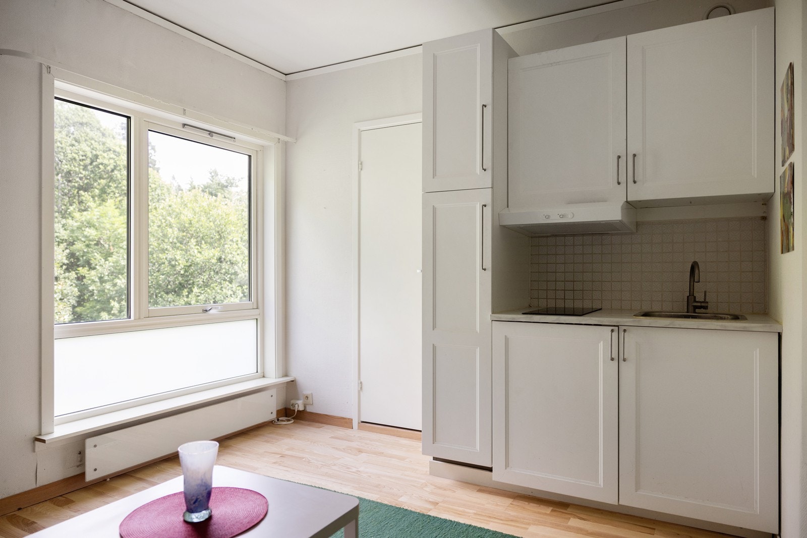 Vinduet slipper inn mye dagslys og skaper en lys atmosfære Galleribilde