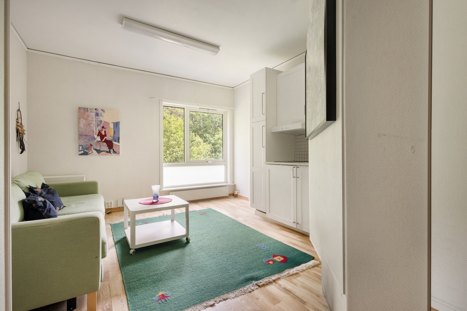 Panelovn under vinduet sørger for jevn og behagelig varme i rommet Galleribilde