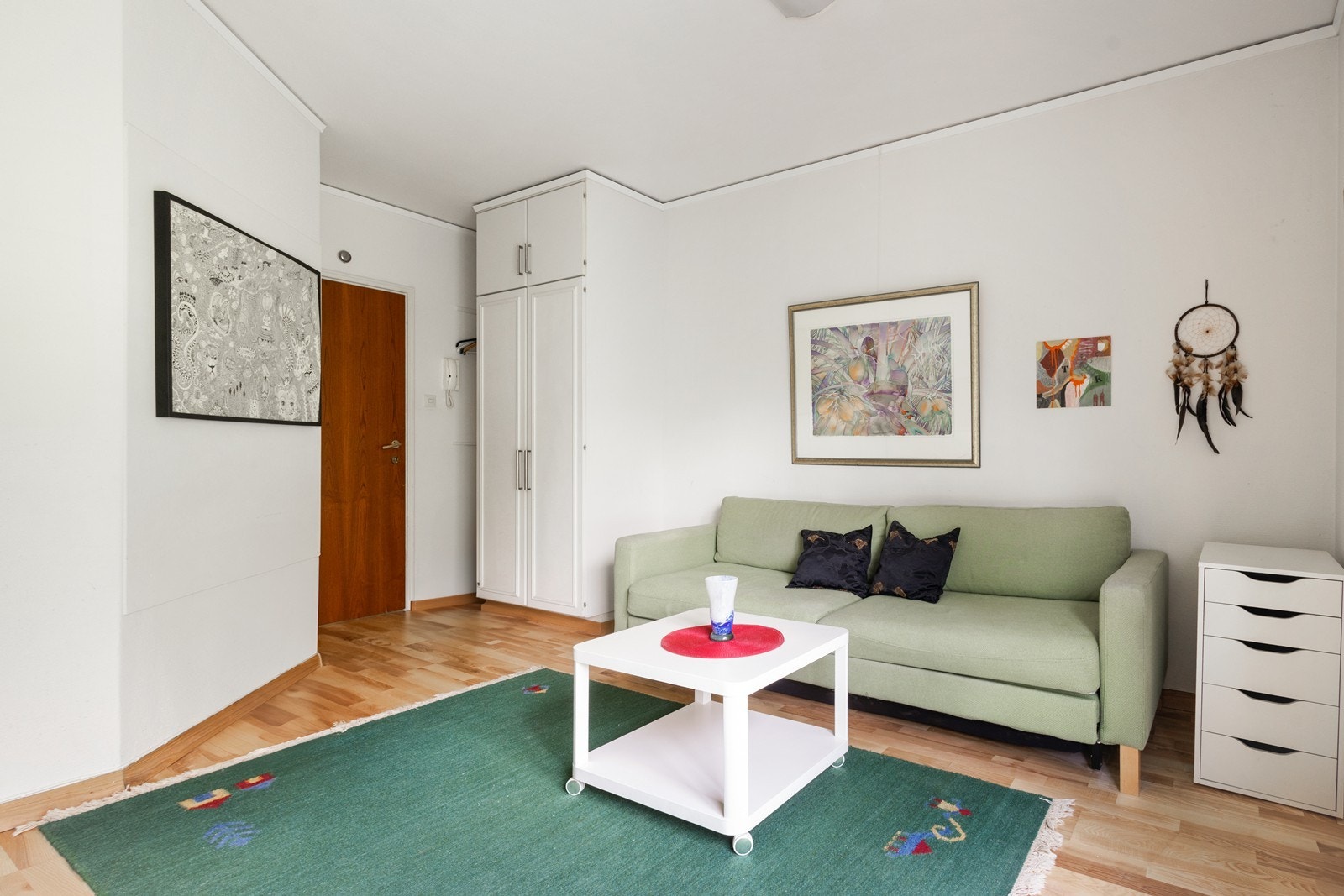 Godt med lagringsplass i entré Galleribilde