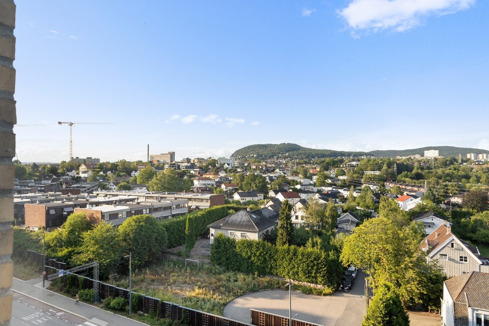 Nydelig utsyn fra soverommet til hyggelig boligområde. Galleribilde