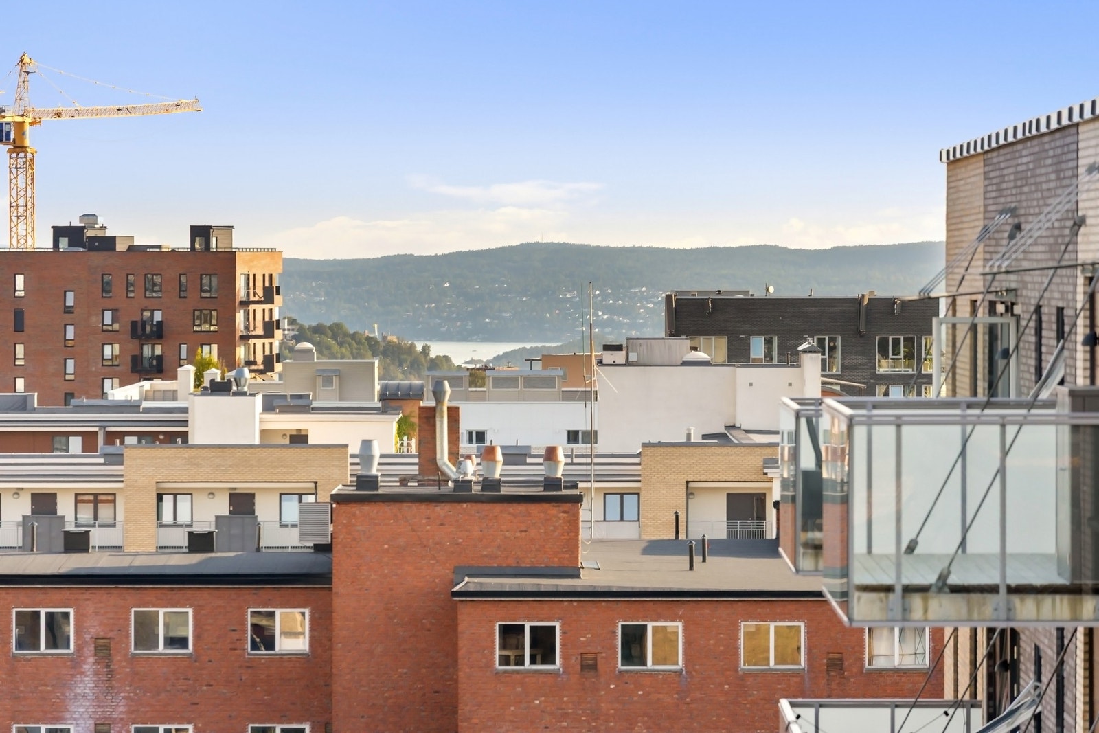 Fjordgløtt fra stue/balkong. Galleribilde