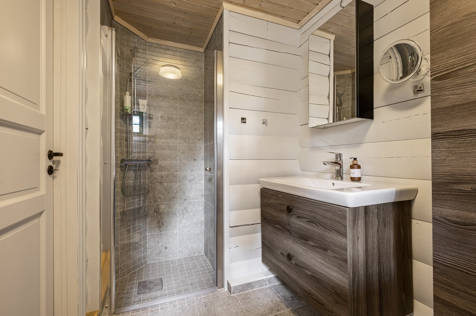 På badet er det toalett, dusjnisje og flislagt gulv med varme. Galleribilde