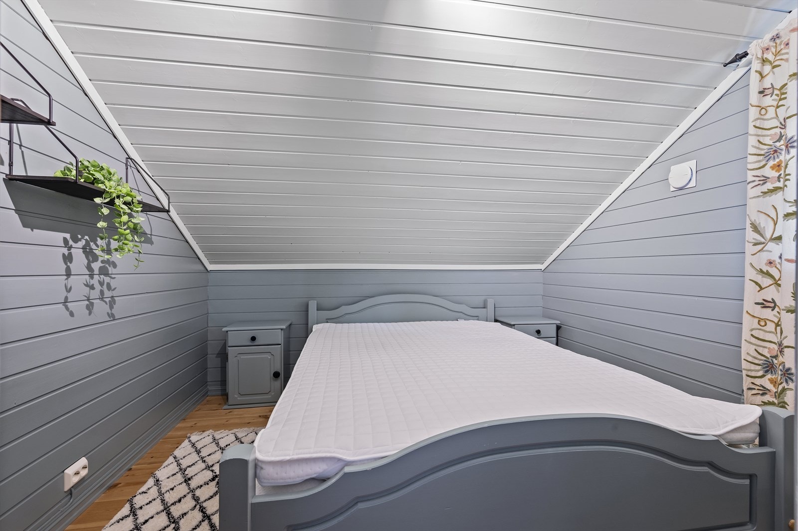 Tre soverom ligger sammen i andre etasje, meget praktisk hvis man har små barn. Galleribilde