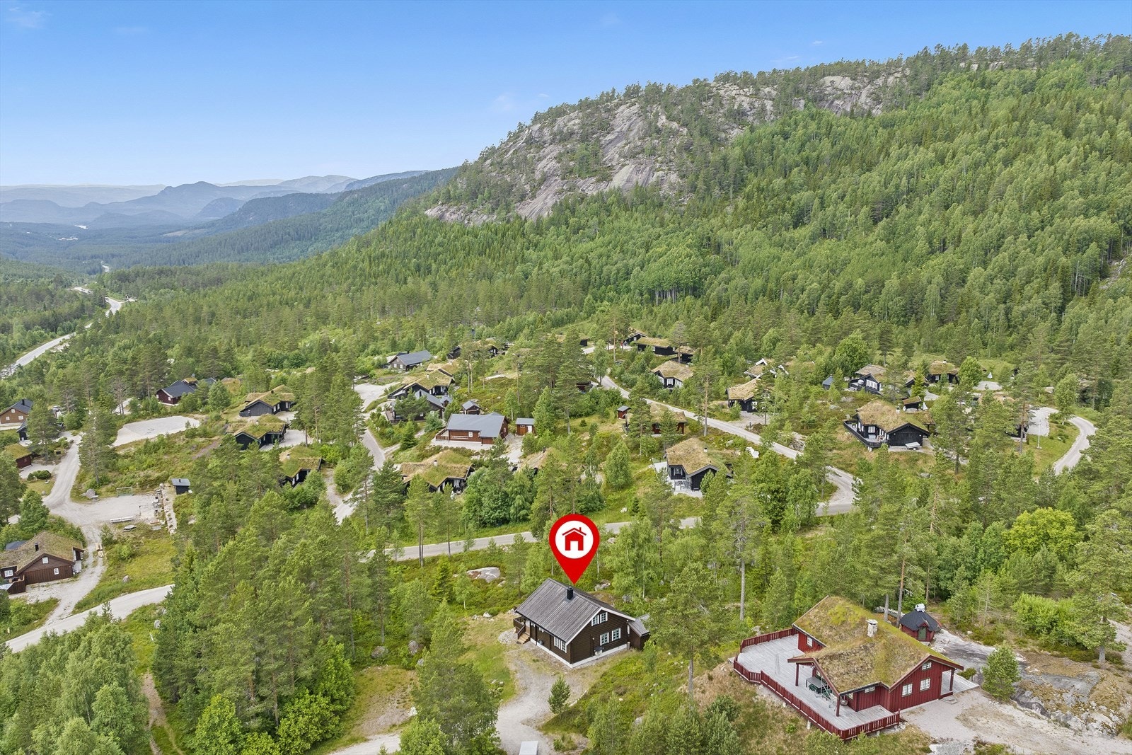 Om våren åpenbarer det seg et unikt turterreng med fine svaberg og glitrende vann. Galleribilde