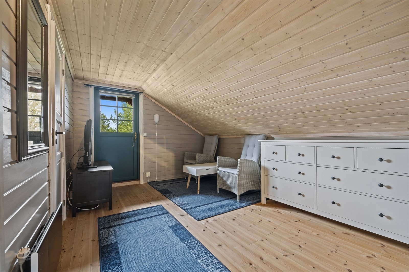 Utenfor soverommene har hytta en hyggelig stue, et ekstra oppholdsrom for både lek og avslapning. Galleribilde