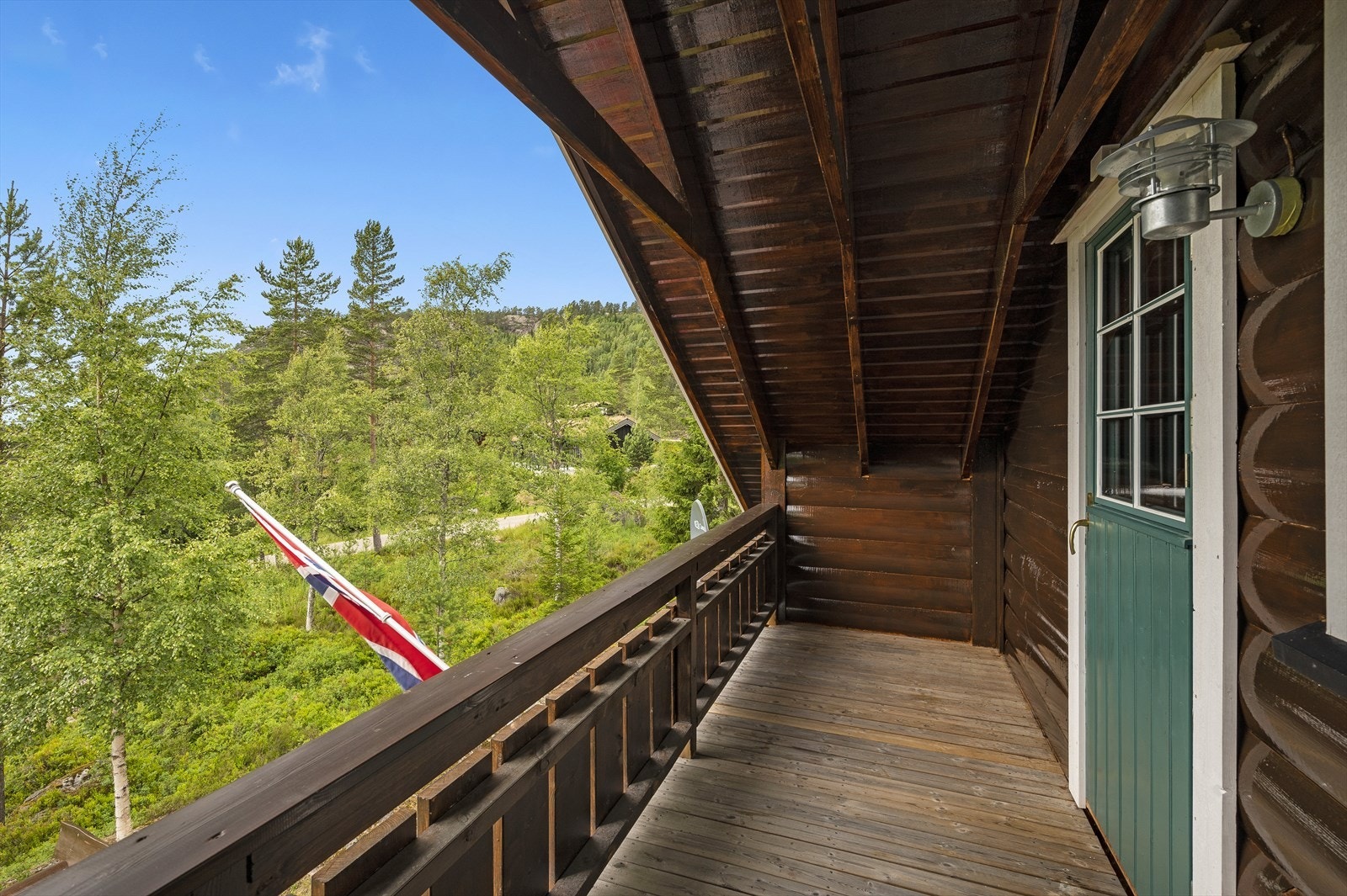 Her finner man enkelt roen mens man skuer utover de grønne omgivelsene. Galleribilde