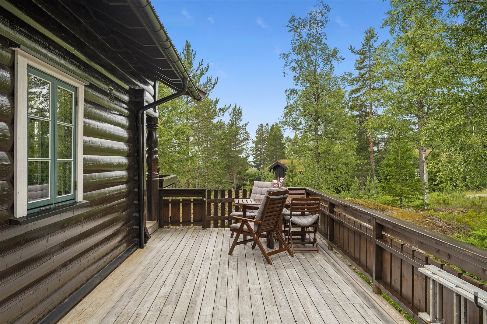 Langs to av veggene har hytta en herlig terrasse på ca. 55 kvm. Galleribilde