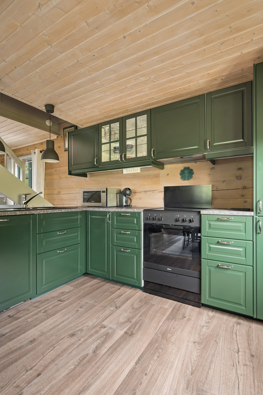 Kjøkkenet er oppført i en funksjonell L-form med god arbeidsflyt, mye oppbevaring og smart barløsning mot stuen. Galleribilde