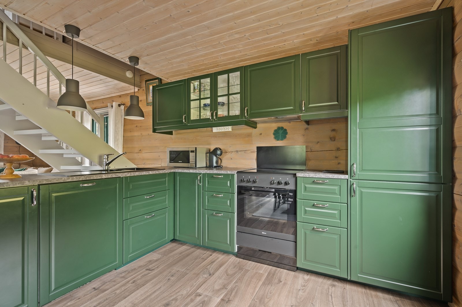 Innredningen er fra 2020, med de fleste hvitevarer integrert. Galleribilde