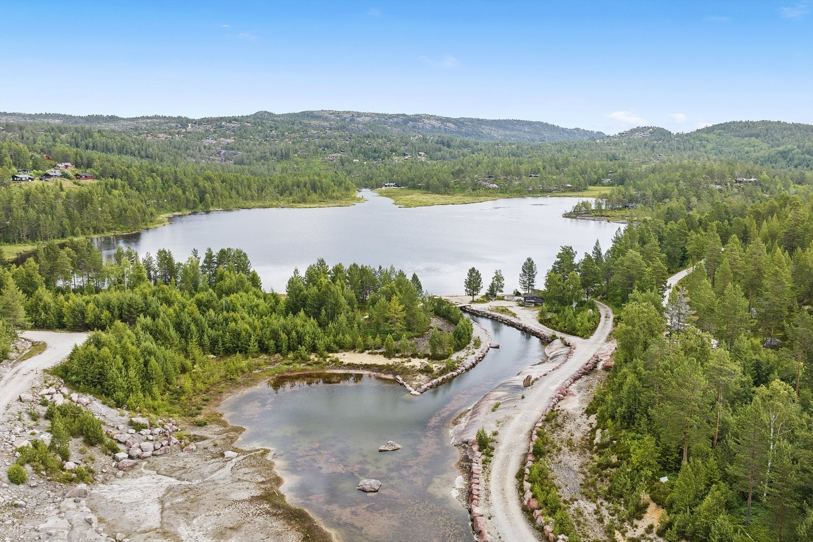 Er du glad i å fiske kan du prøve lykken i en flust av elver og bekker. Galleribilde