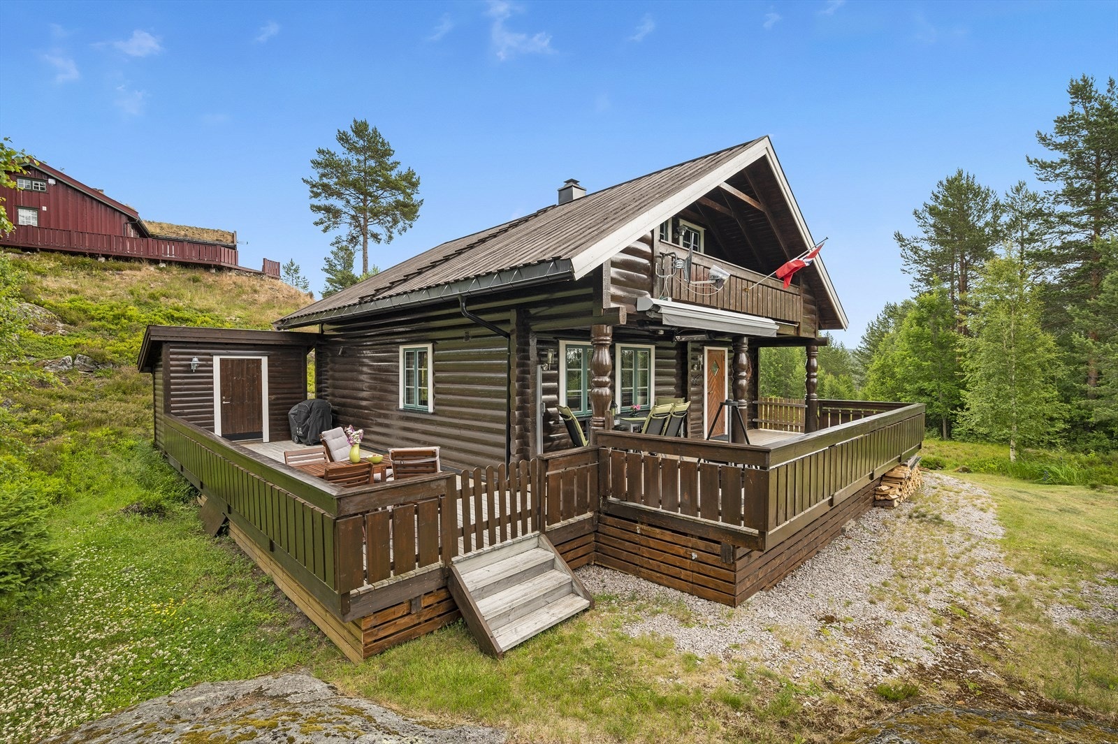 Uteplassen ble oppgradert med nytt rekkverk i 2021. Galleribilde