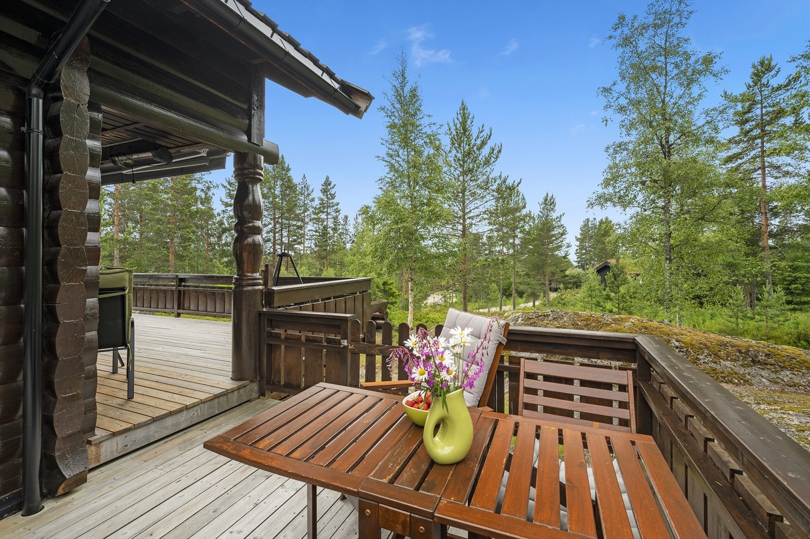 Terrassen går over to nivåer og innredes enkelt i ulike soner for familien. Galleribilde