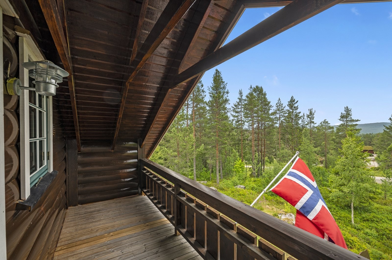 Fra loftstuen er det utgang til en overbygd balkong på ca. 8 kvm. Galleribilde