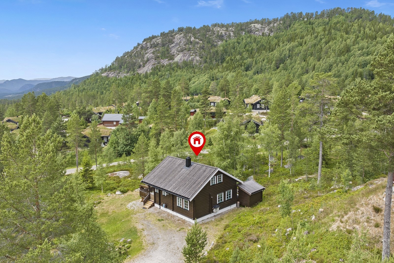 Hytta er en del av et fantastisk hytteområde på Gautefall. Galleribilde