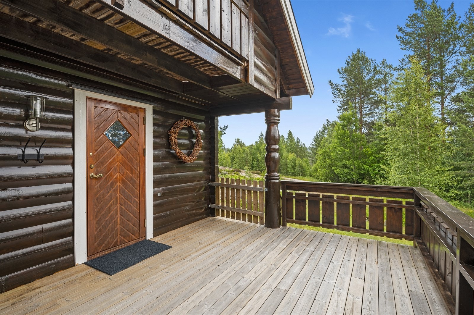 Ytterdøren er overbygd på terrassen. Galleribilde