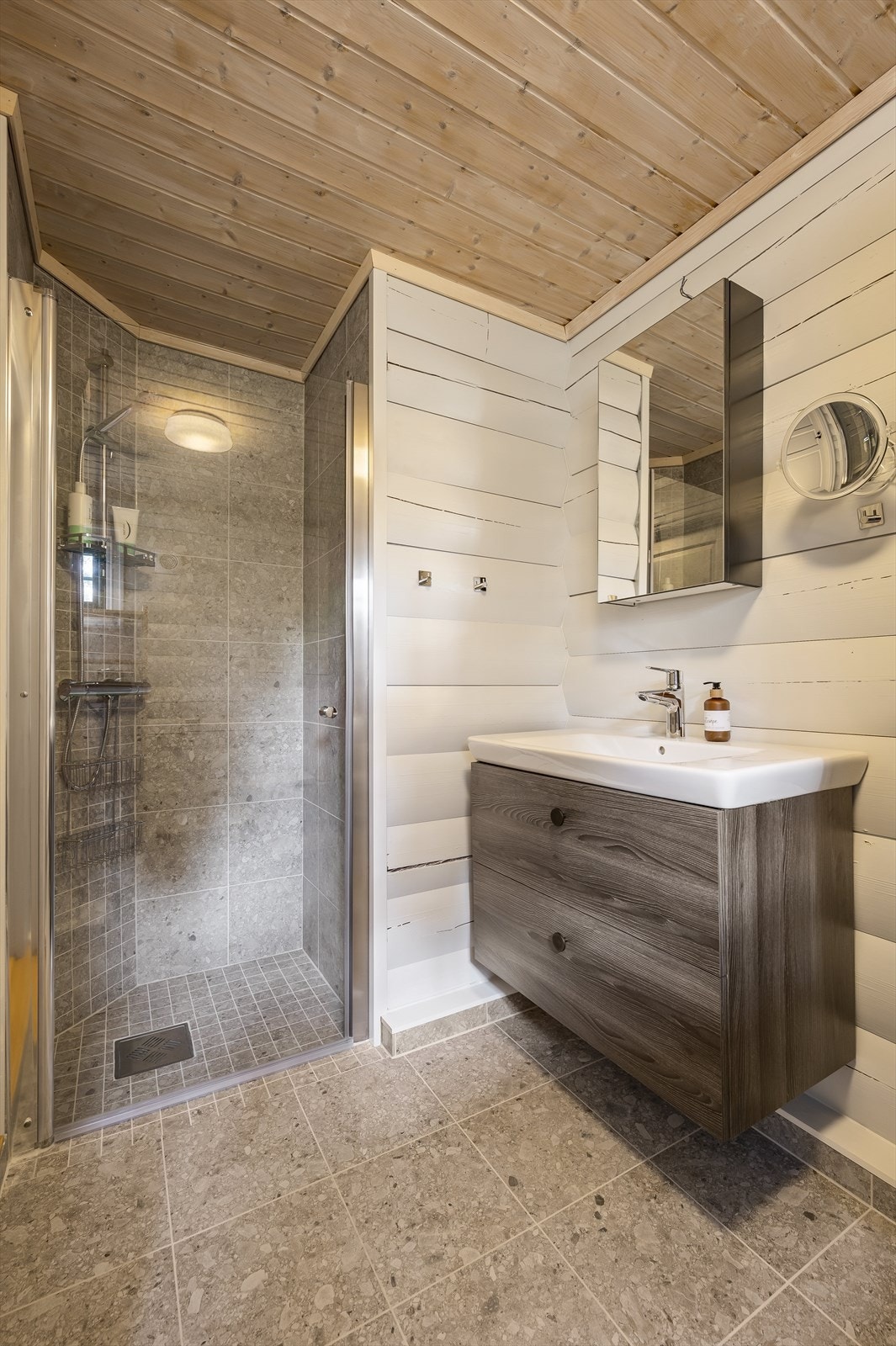 Baderomsinnredningen gir god plass til oppbevaring av håndklær og hygieneartikler. Galleribilde