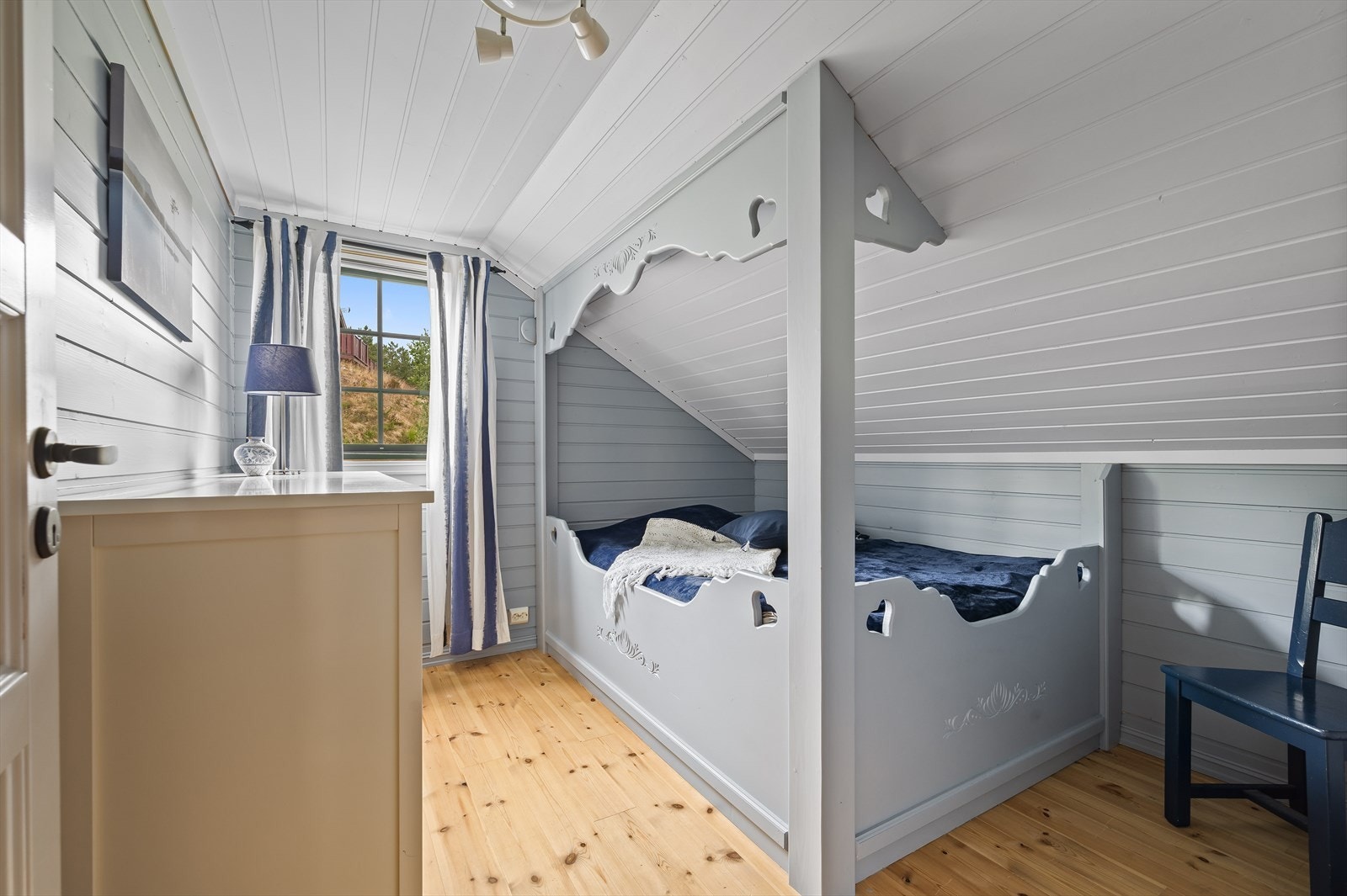 Med tre soverom er det gode muligheter for å ta med seg gjester på besøk. Galleribilde