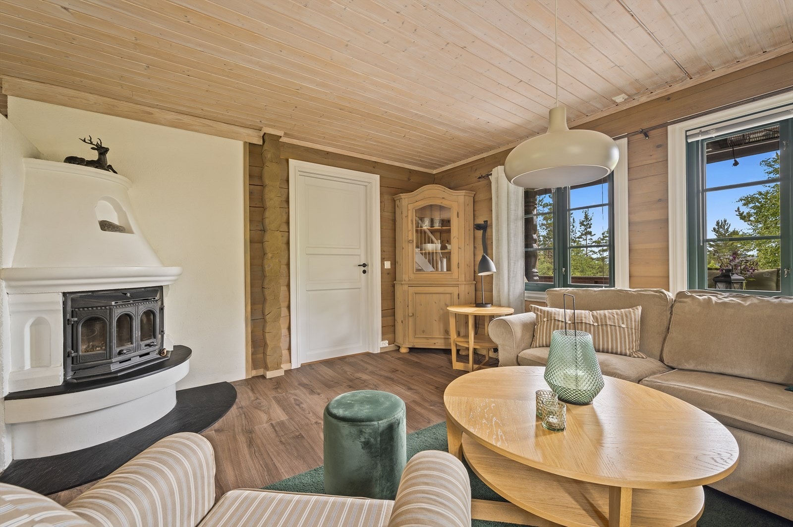 Etter en lang dag ute er det koselig å komme inn for å finne varmen foran en peis i stuen. Galleribilde