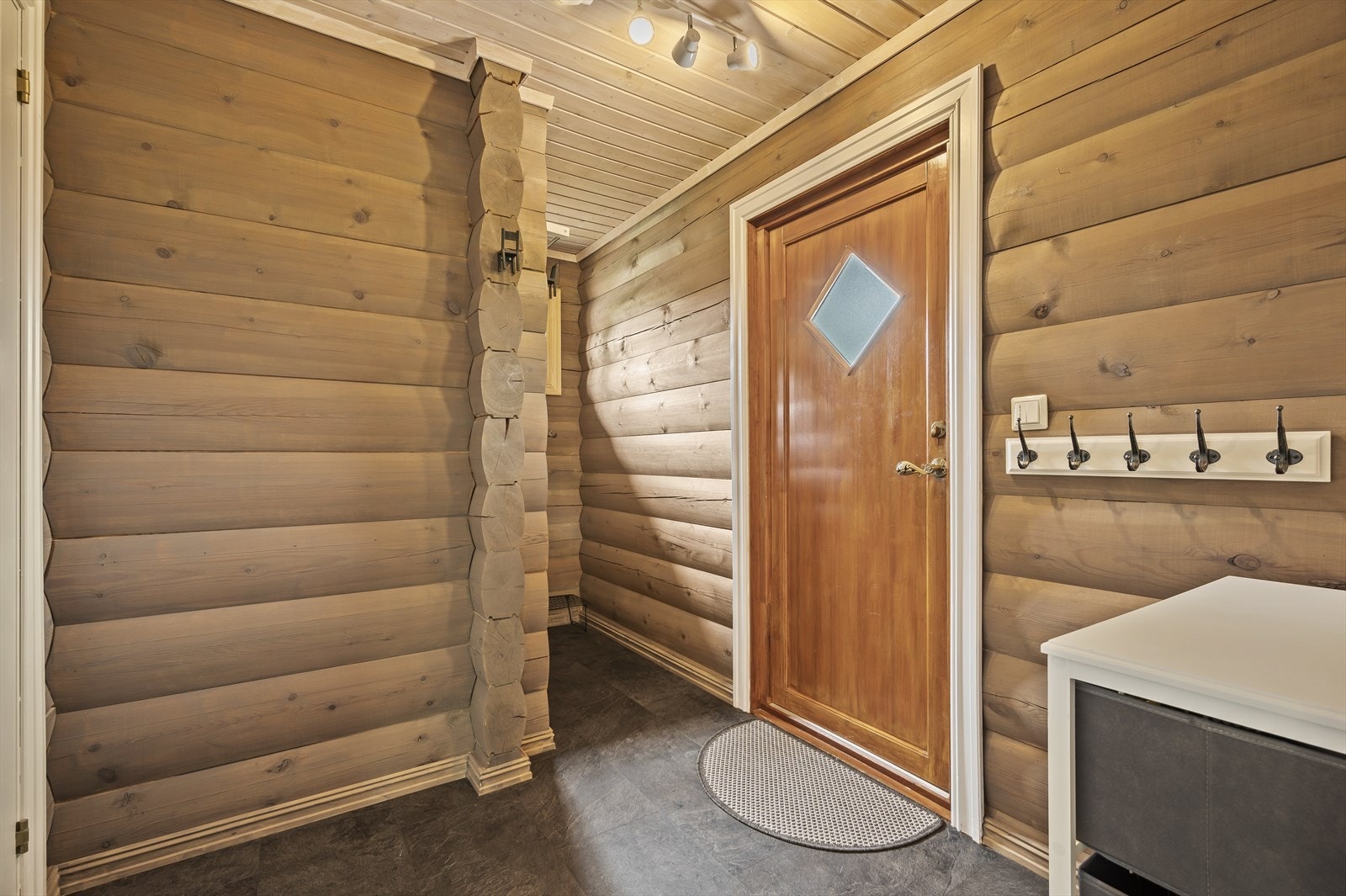 Hytta er velholdt og funksjonell - med standard som hjemme . Galleribilde