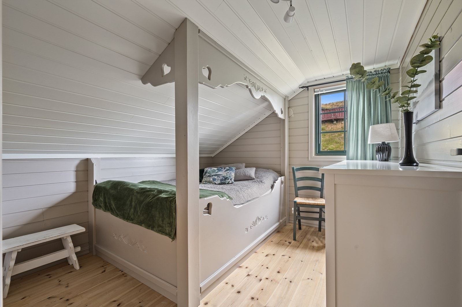 Soverommene er fint skjermet fra de sosiale sonene i etasjen under. Galleribilde