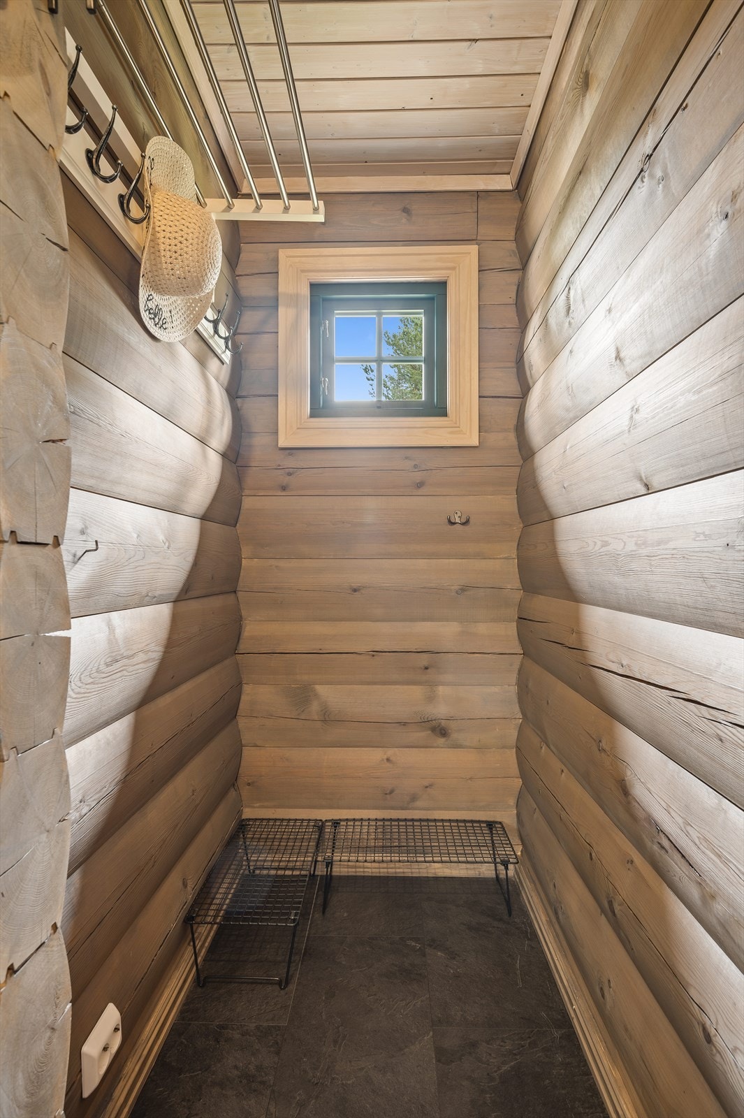 Yttertøyet ryddes enkelt bort i en egen garderobenisje i entreen. Galleribilde