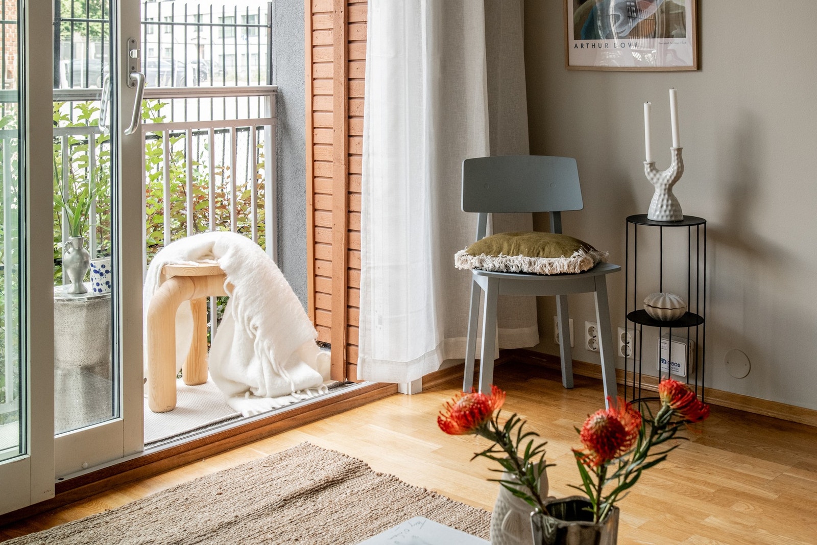Store vindusflater sørger for rikelig med naturlig lysinnslipp, og fra stuen er det adkomst til balkongen via en praktisk skyvedør. Galleribilde