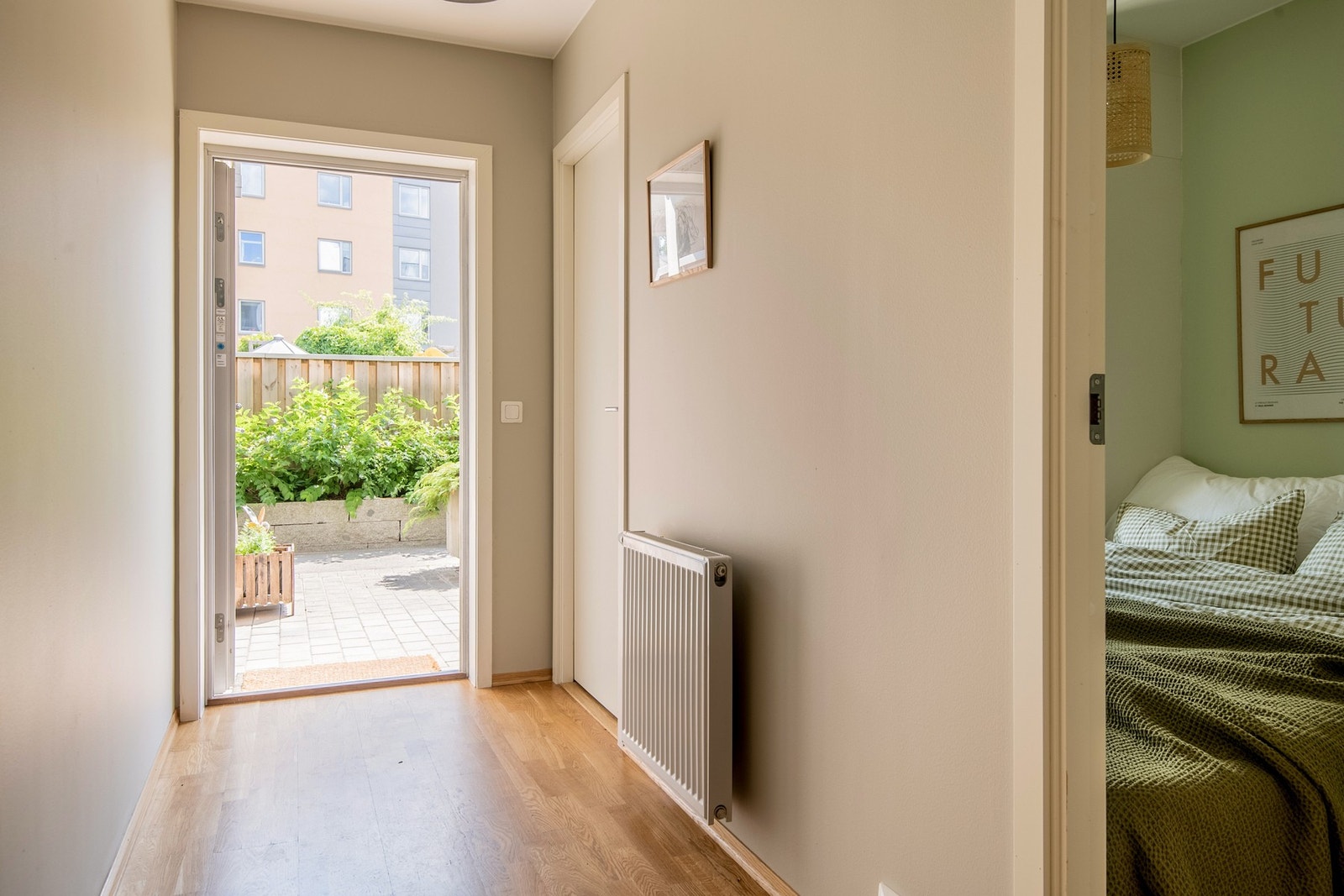 Innenfor døren møtes man av en innbydende gang hvor veggene er malt i en lun og behagelig tone, som setter en varm og velkommende stemning. Galleribilde