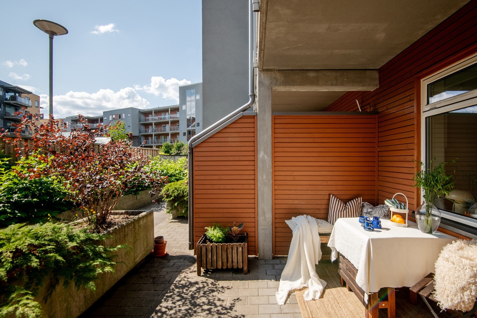 Her er det rikelig plass til utemøblement og beplantning, perfekt for avslappende dager i solen. Galleribilde