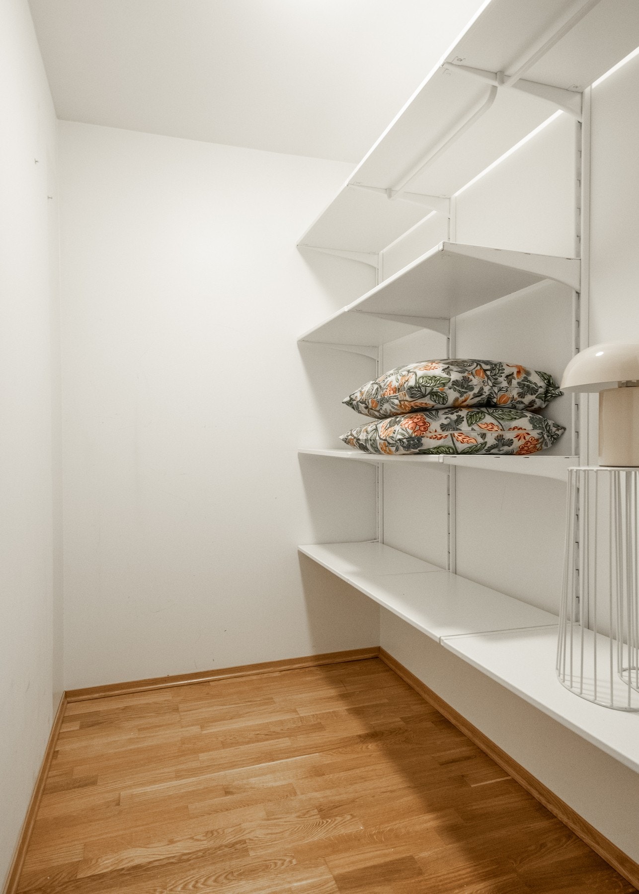 Romslig, innvendig bod på ca. 3m² som gir rikelig med ekstra oppbevaringsplass for sesongbasert yttertøy, sko og rengjøringsutstyr. Galleribilde