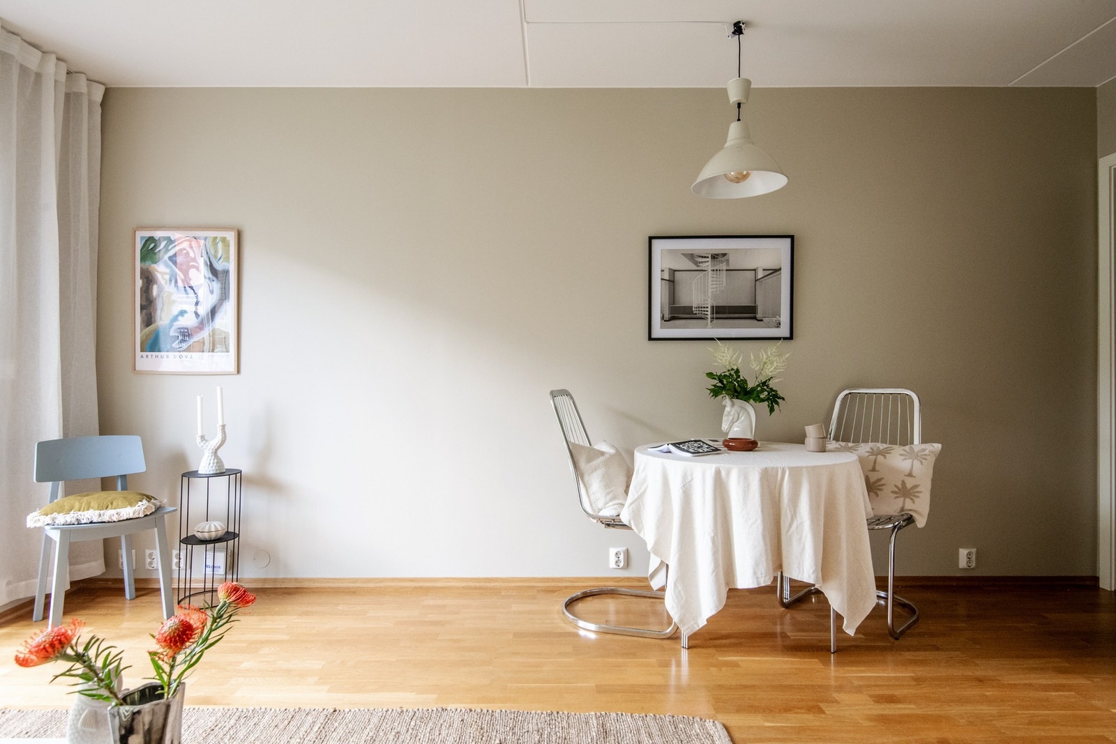 Boligen har en sosial og moderne planløsning som legger til rette for et naturlig samspill mellom de ulike sonene. Galleribilde