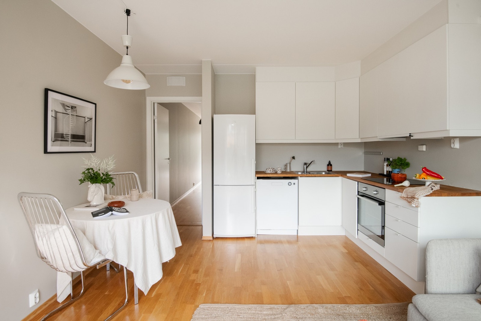 En flott stue med god atmosfære, perfekt for både hverdag og sosiale sammenkomster. Galleribilde