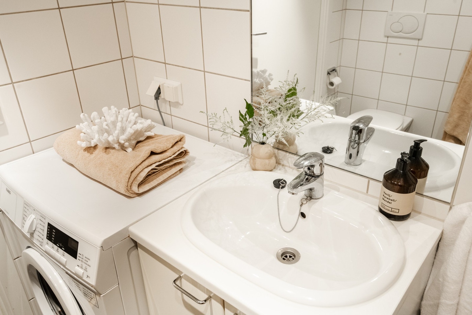 Badet er av god størrelse med opplegg til vaskemaskin. I tillegg kan man her etablere en vaskesøyle med tørketrommel om ønskelig. Galleribilde