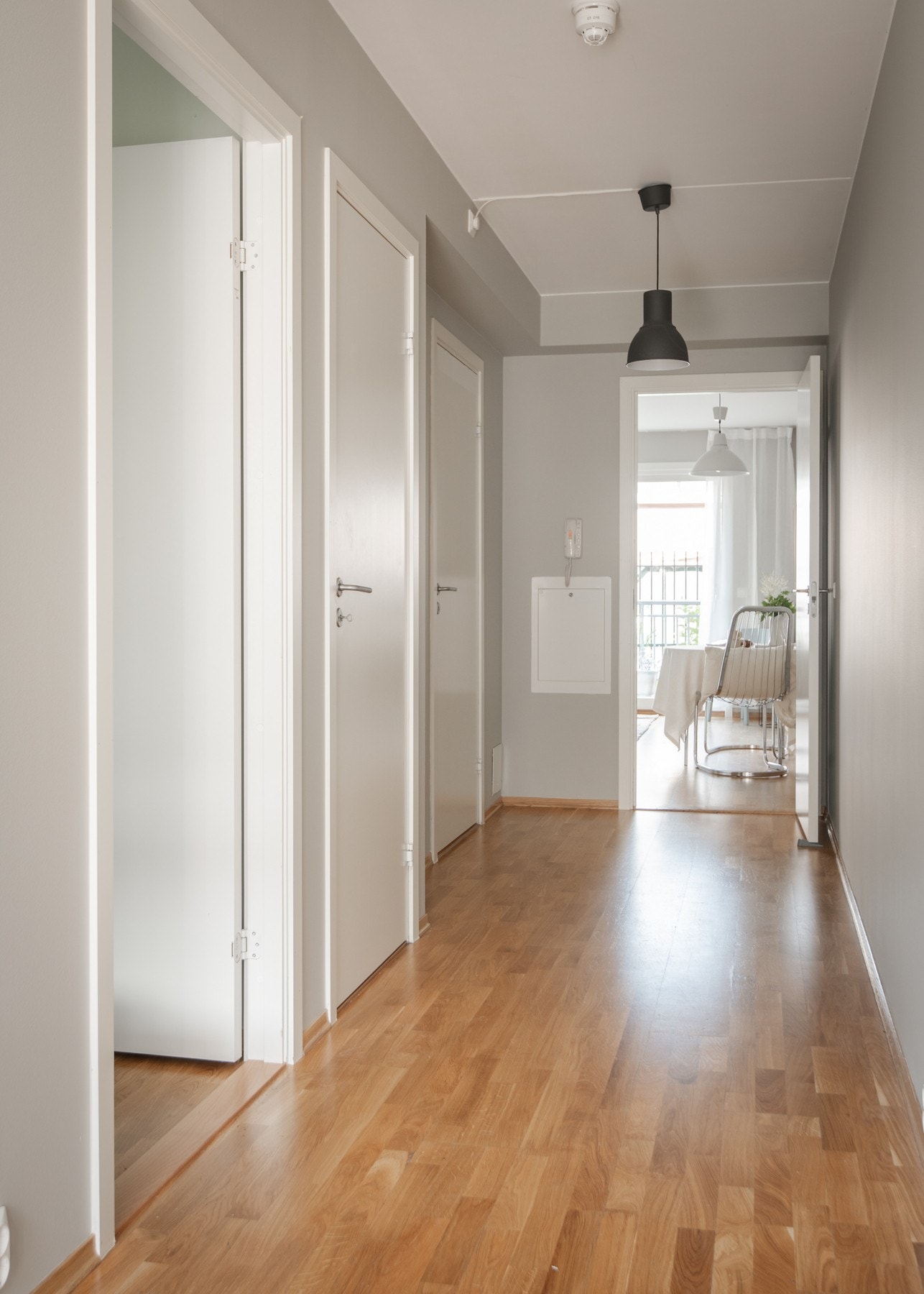 Entréen har god plass til å innrede med både oppheng for yttertøy og skostativ - praktisk for det som benyttes i det daglige. Galleribilde