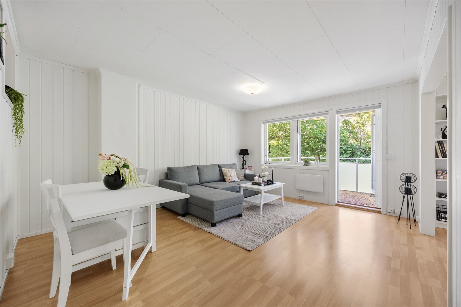 Fra stuen er det utgang til en balkong. Galleribilde