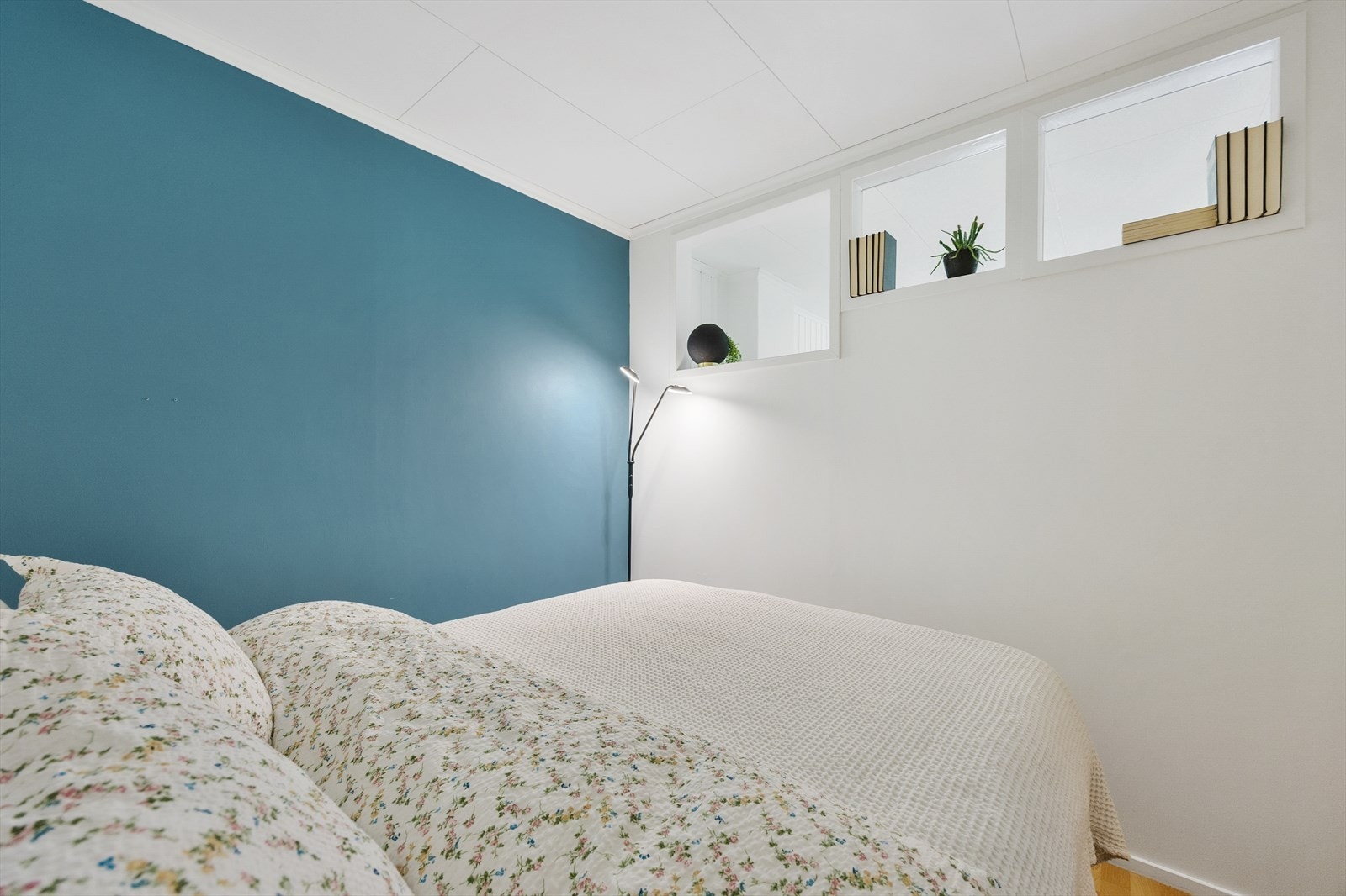 Her kommer det innslipp av naturlig lys ved hjelp av åpningene på veggen. Galleribilde