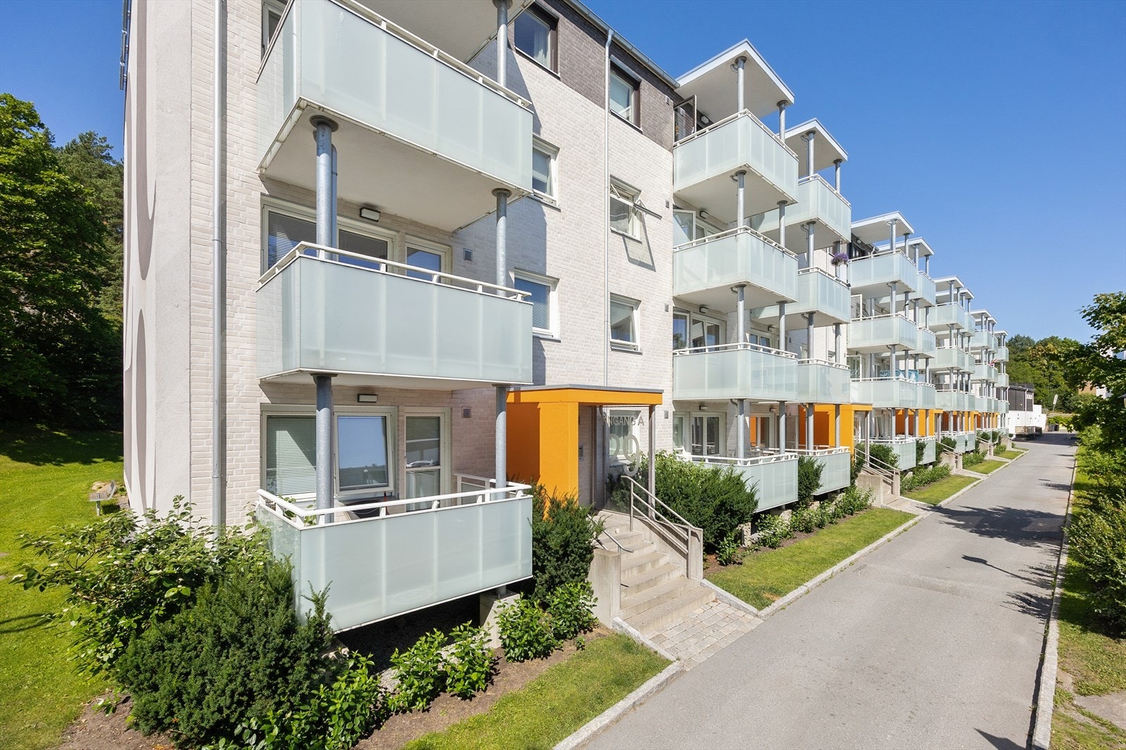 Fasade. Boligen ligger i byggets 2.etasje. Galleribilde