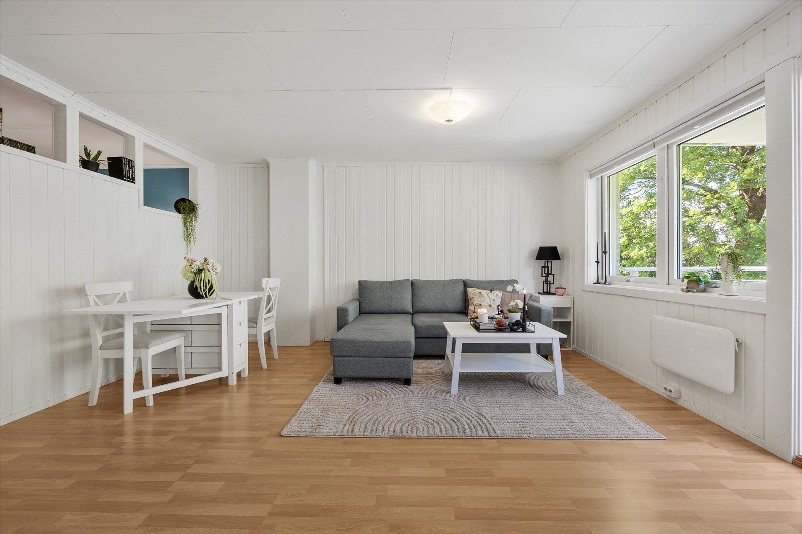 Romslig stue med store vindusflater som slipper inn rikelig med naturlig lys. Galleribilde