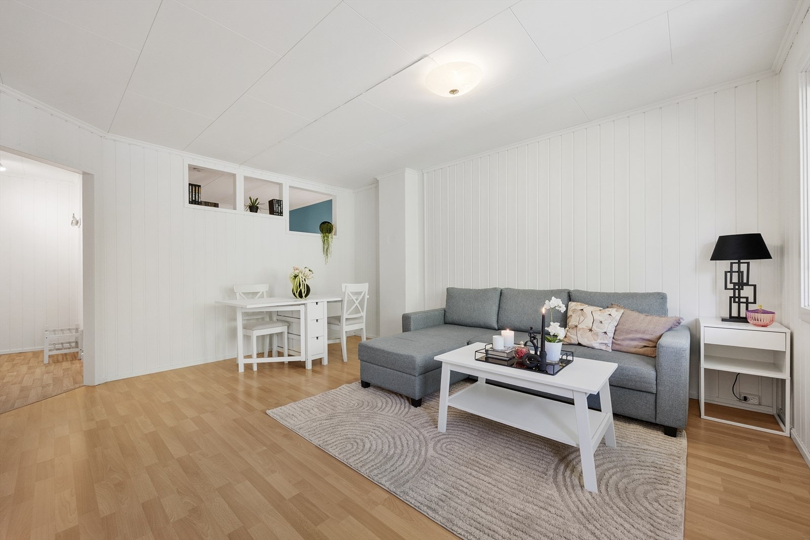 Det er godt med plass til en sofagruppe og spisegruppe. Galleribilde