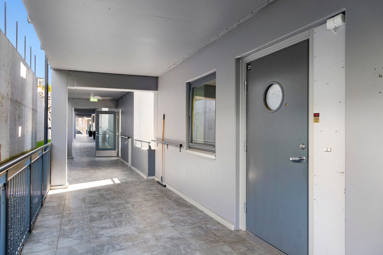 Svalgang mot nord med inngang til leiligheten i 1. etasje Galleribilde