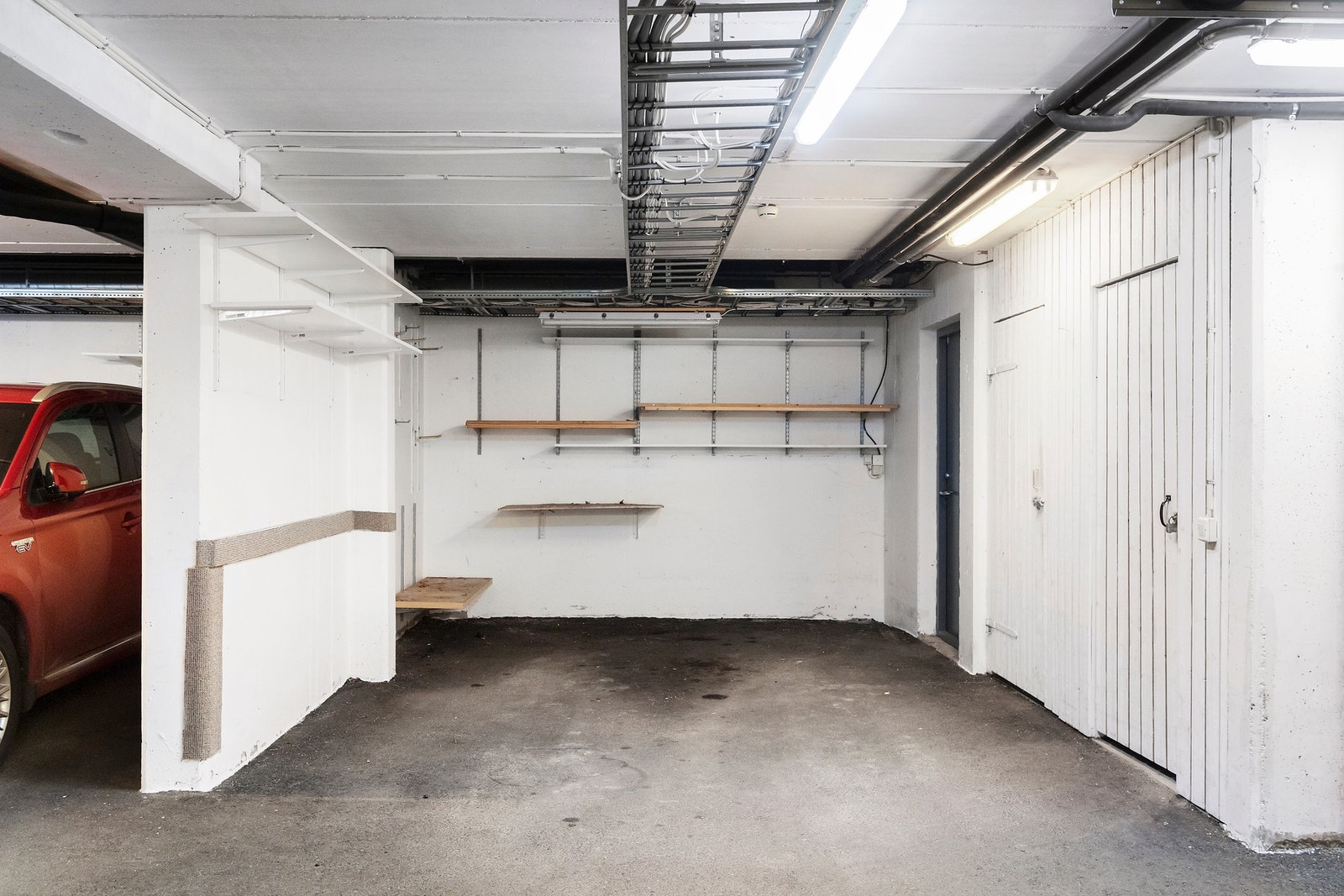 Garasjeplass med egen sportsbod Galleribilde