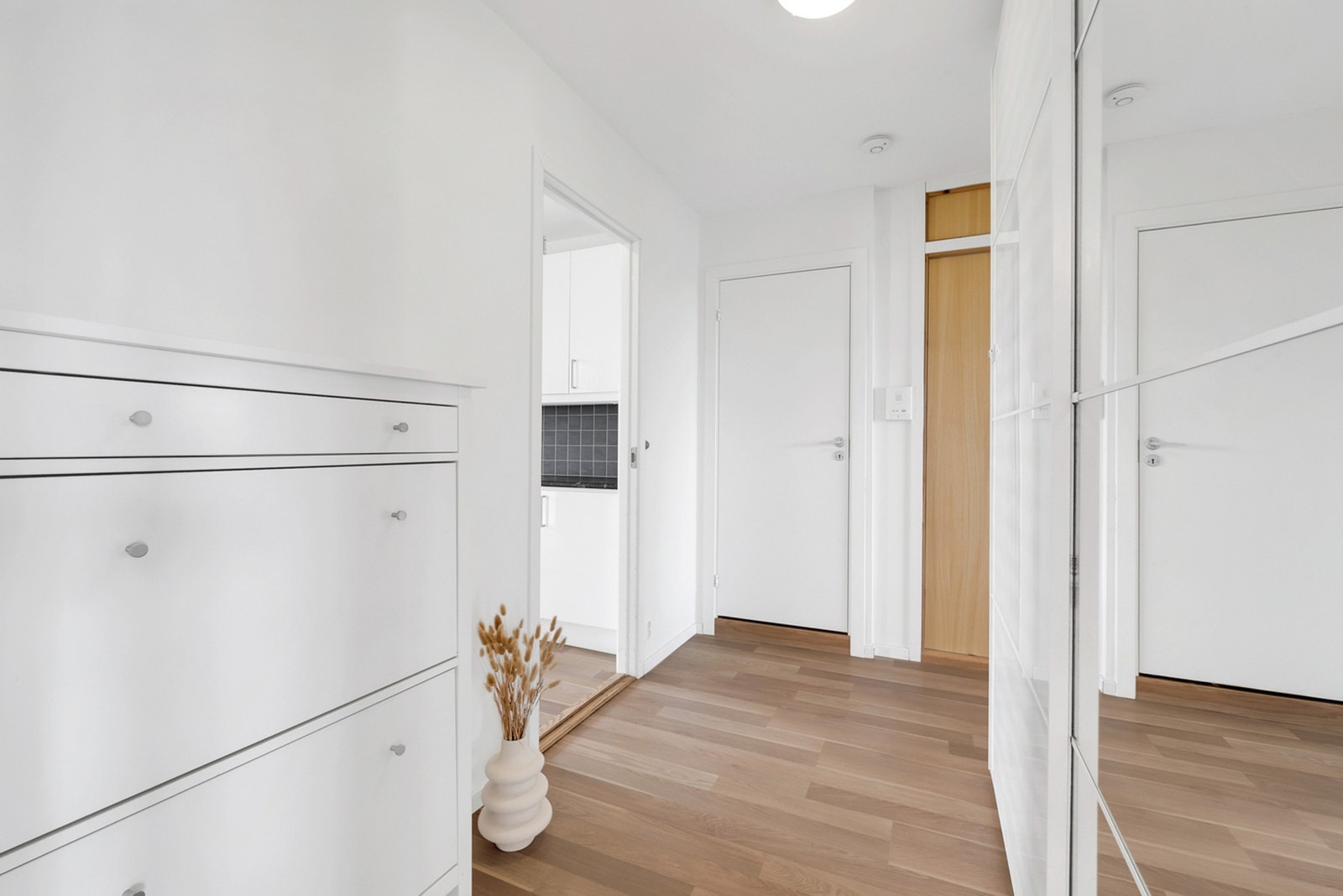 Velkommen inn! Entréen ønsker deg velkommen med et lyst og innbydende uttrykk. Galleribilde